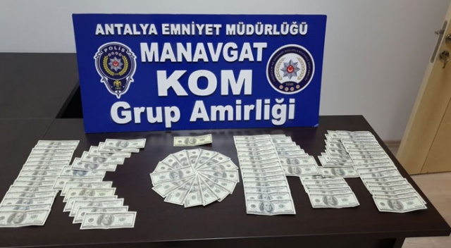 Sahte dolarlar çocuklara ait ders kitaplarının arasından çıktı