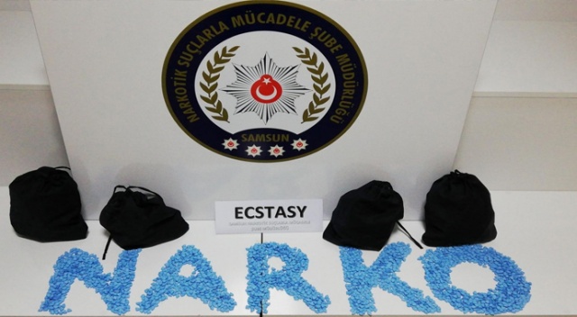 Samsun'da 2 bin 604 adet uyuşturucu hap ele geçirildi Samsun'da 2 bin 604 adet uyuşturucu hap ele geçirildi