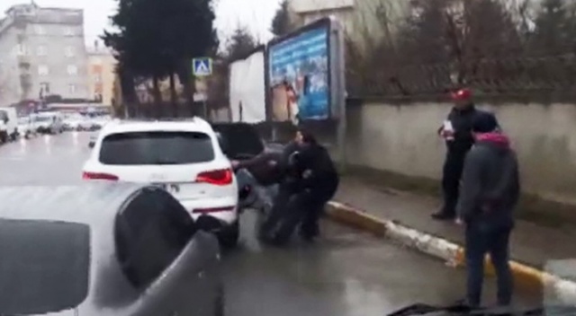 Sancaktepe'de trafikte magandaların şahsı tekme tokat dövme anları kamerada Sancaktepe'de trafikte magandaların şahsı tekme tokat dövme anları kamerada