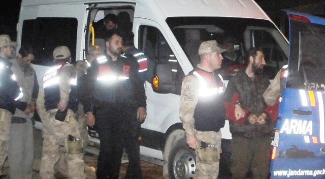Şanlıurfa’da yakalanan 4 DEAŞ’lı tutuklandı Şanlıurfa’da yakalanan 4 DEAŞ’lı tutuklandı