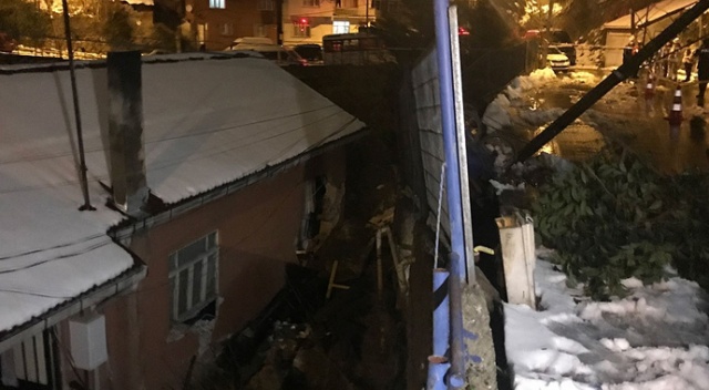 Sarıyer'de yol çökmesi nedeniyle 2 bina tahliye edildi Sarıyer'de yol çökmesi nedeniyle 2 bina tahliye edildi