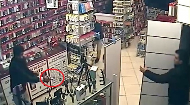 Silah tutukluk yapınca vurulmaktan kurtuldular Silah tutukluk yapınca vurulmaktan kurtuldular