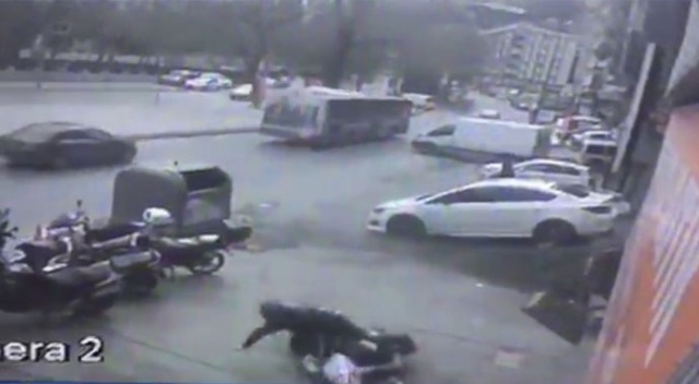 Sipariş vermeye giren kurye takla atarak geri çıktı