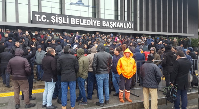 Şişli Belediyesi’nde maaşlarını alamayan işçiler iş bırakma eylemine başladı Şişli Belediyesi’nde maaşlarını alamayan işçiler iş bırakma eylemine başladı