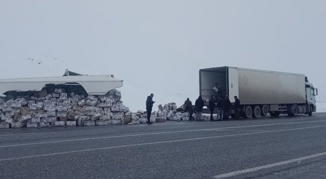 Sisten dolayı tırlar çarpıştı, muz kutuları yola saçıldı