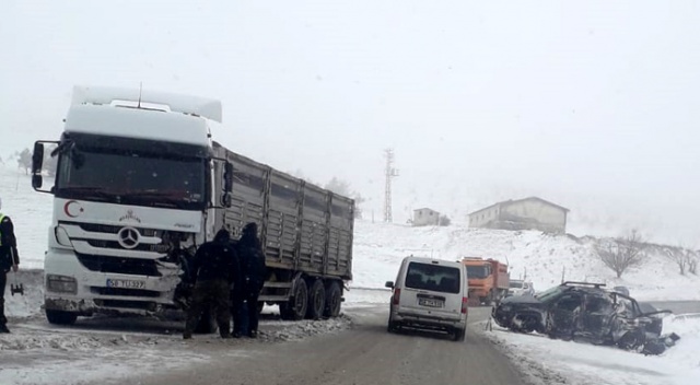 Sivas'ta kamyonetle çekici çarpıştı: 1 ölü, 3 yaralı