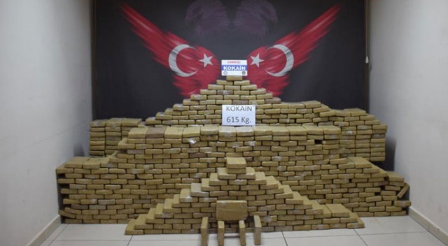 Muz yüklü konteynerde 615 kilogram kokain ele geçirildi Muz yüklü konteynerde 615 kilogram kokain ele geçirildi