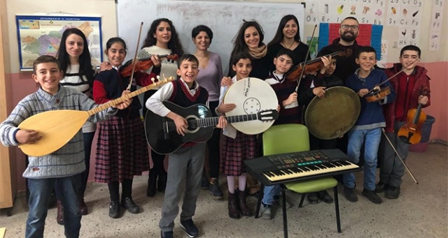 Surlu çocuklar ilk defa müzik aletine dokundular Surlu çocuklar ilk defa müzik aletine dokundular