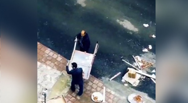 Tablası devrilen çocuklara yardıma gelen vatandaşın hareketi görenlerin içini ısıttı