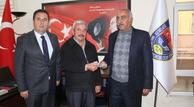 Taksiciden örnek davranış: 2 bin doları teslim etti Taksiciden örnek davranış: 2 bin doları teslim etti