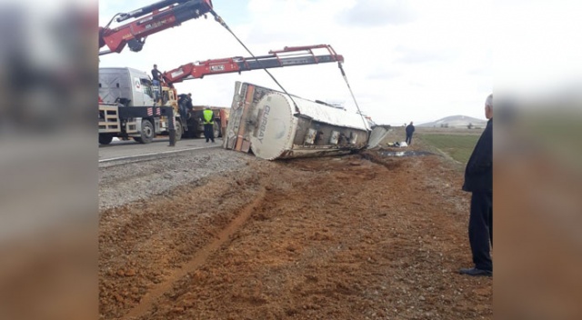 Tanker devrildi, karayolu ulaşıma kapandı Tanker devrildi, karayolu ulaşıma kapandı