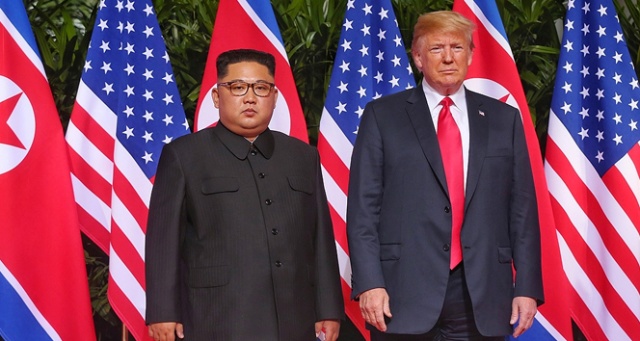 Tarihi zirve: Trump, Kuzey Kore lideri Kim'le buluştu Tarihi zirve: Trump, Kuzey Kore lideri Kim'le buluştu