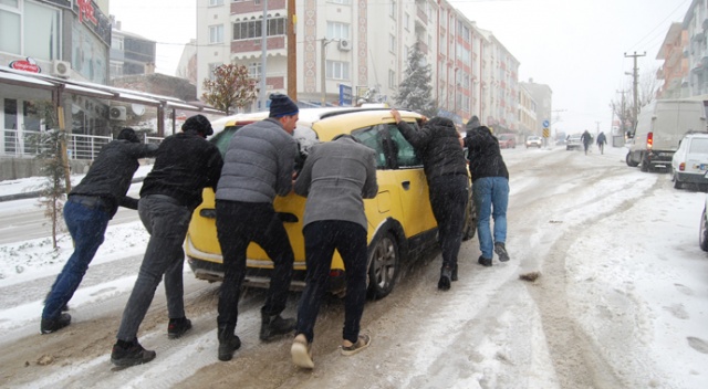 Tekirdağ'da kar sürücülere zor anlar yaşattı Tekirdağ'da kar sürücülere zor anlar yaşattı