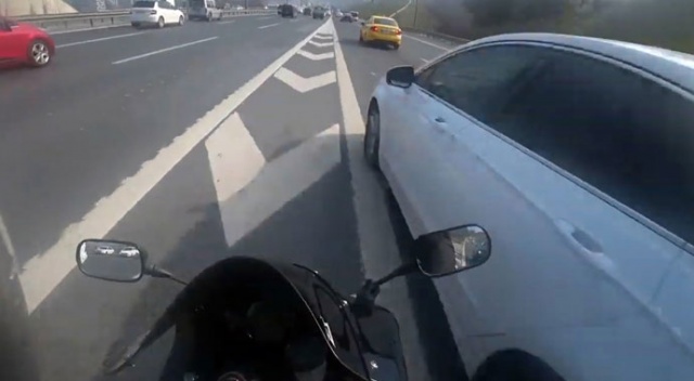 TEM Otoyolu’nda  önce “özür diledi” ardından “makas” attı