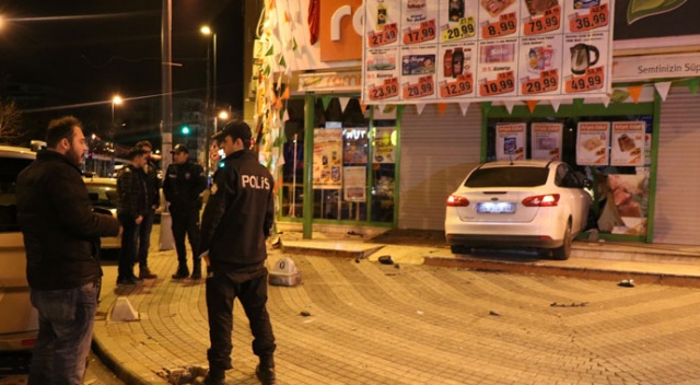 Üsküdar'da otomobil markete girdi Üsküdar'da otomobil markete girdi