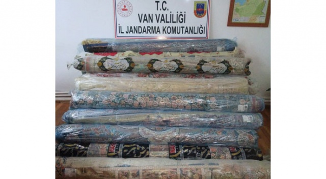 Van’da 24 adet kaçak İran halısı ele geçirildi