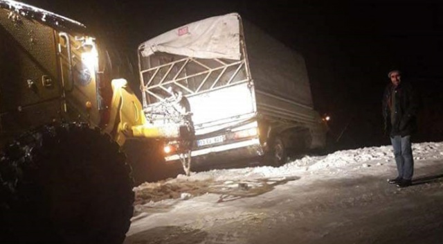 Van’da yoldan çıkan aracı belediye ekipleri kurtardı