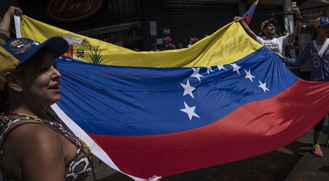 Venezuela&#039;da muhalefet &#039;yardımları&#039; beyaz giyerek ülkeye sokmayı deneyecek