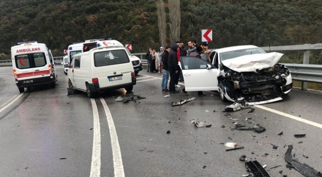 Yağışlı hava kazayı da beraberinde getirdi: 5 yaralı Yağışlı hava kazayı da beraberinde getirdi: 5 yaralı