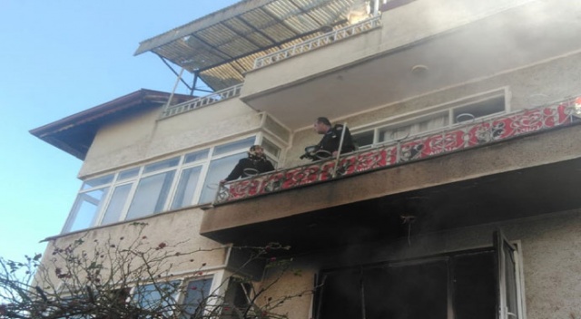 Yangında mahsur kalan babaanne ve torununu itfaiye kurtardı