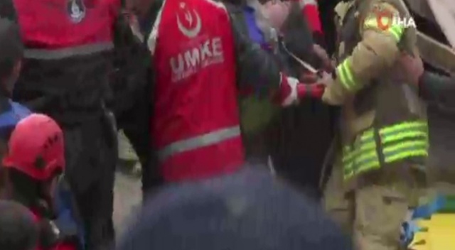 Yaralı kadın enkaz altından böyle çıkarıldı Yaralı kadın enkaz altından böyle çıkarıldı