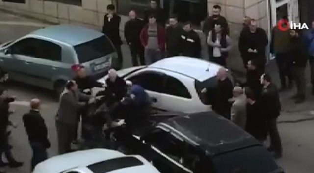 Yol vermeyen adamı copla dövdüler