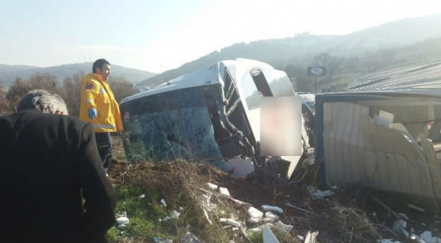 Yolcu otobüsü kamyona çarptı: 29 yaralı