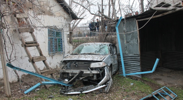 Yoldan çıkan otomobil, eve çarptı bahçeye uçtu: 5 yaralı