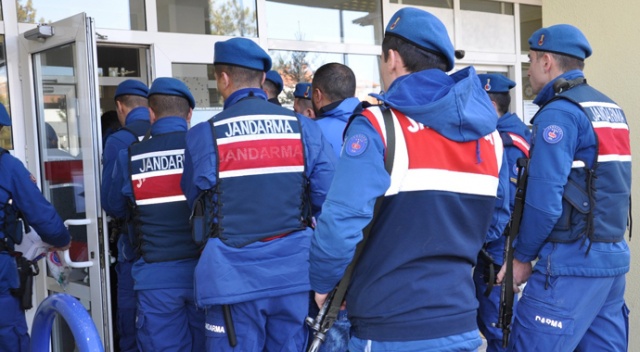 Zehir tacirlerine Çorum'da şafak baskını: 8 zanlı adliyede