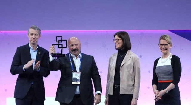 ‘Geleceği Yazan Kadınlar’ Mobil dünyanın Oscar’ını aldı ‘Geleceği Yazan Kadınlar’ Mobil dünyanın Oscar’ını aldı