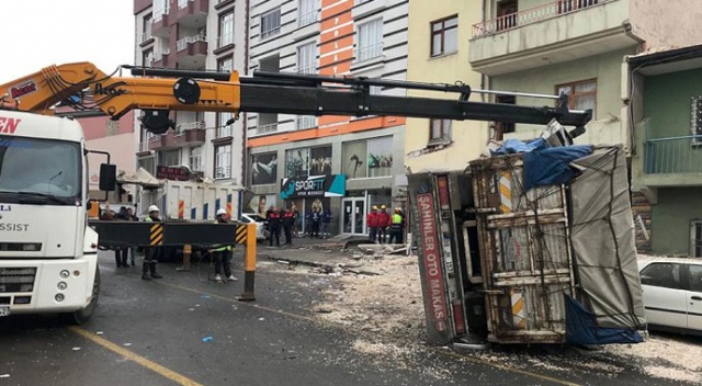 5 araca çarpan kamyon beyaz eşya deposuna girdi: 2 ölü, 1 yaralı 5 araca çarpan kamyon beyaz eşya deposuna girdi: 2 ölü, 1 yaralı