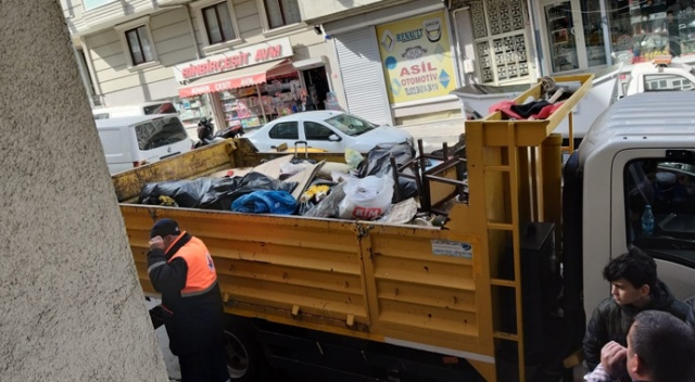 Görenler şaşkına döndü: 63 yaşındaki kadının evinden 5 kamyon çöp çıktı Görenler şaşkına döndü: 63 yaşındaki kadının evinden 5 kamyon çöp çıktı