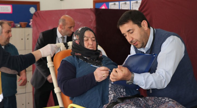 67 yaşındaki yaşlı kadın oyunu kullanmak için ambulans ile geldi