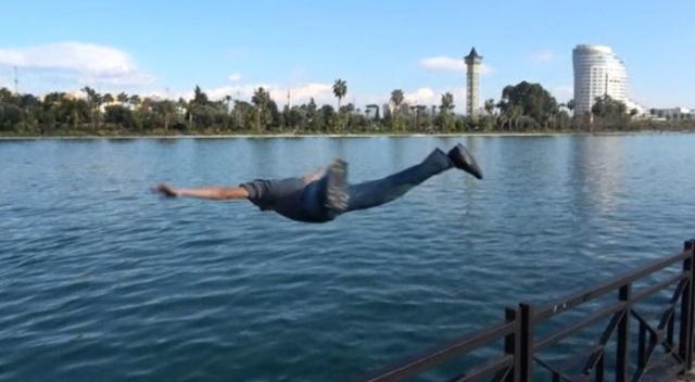 Adana'da tehlikeye aldırmayan gençler Seyhan Nehri'ne atladı