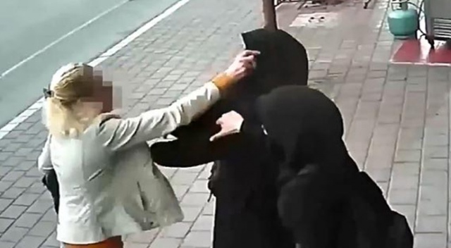 Adana'da tesettürlü iki genç kıza saldıran kadın gözaltına alındı Adana'da tesettürlü iki genç kıza saldıran kadın gözaltına alındı