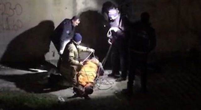 Afgan uyruklu genci dövüp dereye attılar Afgan uyruklu genci dövüp dereye attılar