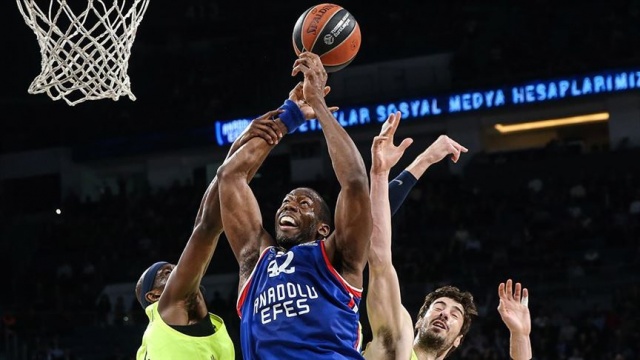 Anadolu Efes, Barcelona Lassa'yı farklı yendi Anadolu Efes, Barcelona Lassa'yı farklı yendi