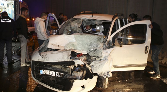 Ankara'da otomobil temizlik aracına çarptı: 2 yaralı Ankara'da otomobil temizlik aracına çarptı: 2 yaralı