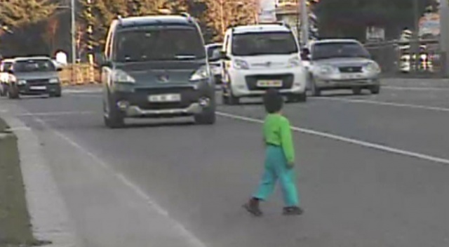Annesinin elinden kaçıp yola fırladı! Trafik radarı hayat kurtardı Annesinin elinden kaçıp yola fırladı! Trafik radarı hayat kurtardı