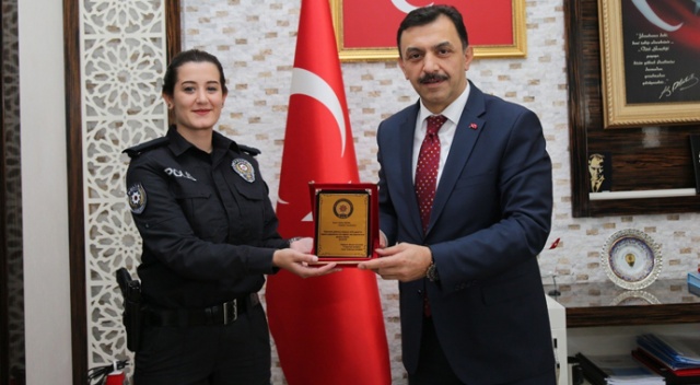 Antalya'da genç adamı uçurumun kenarından alan kadın komisere plaket