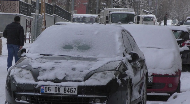Ardahan'da yoğun kar kenti beyaza bürüdü