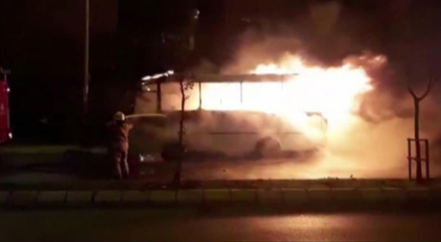 Arnavutköy'de midibüs alev alev yandı