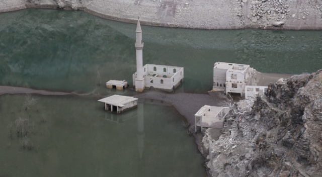 Artvin’de yağışların az olması ile baraj suları çekildi asırlık köy ortaya çıktı