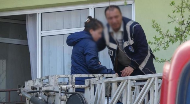 Babasının eve kilitlediği kızı itfaiye ve polis kurtardı
