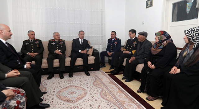 Bakan Akar ve komutanlardan taziye ziyareti Bakan Akar ve komutanlardan taziye ziyareti