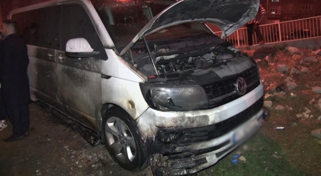 Başakşehir'de park halindeki iki araç yandı Başakşehir'de park halindeki iki araç yandı