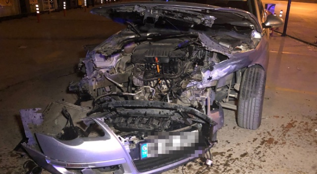 Başkent’te otomobil, 3 araca ve ekmek büfesine çarptı: 2 yaralı