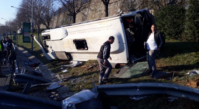 Bayrampaşa'da servis minibüsü devrildi