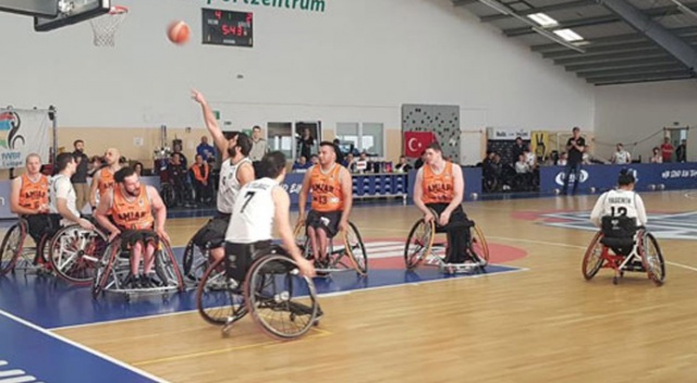 Beşiktaş - BSR Amiab Albacete: 73-53