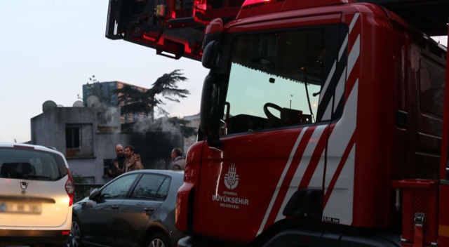 Beşiktaş'ta metruk bina alev alev yandı Beşiktaş'ta metruk bina alev alev yandı